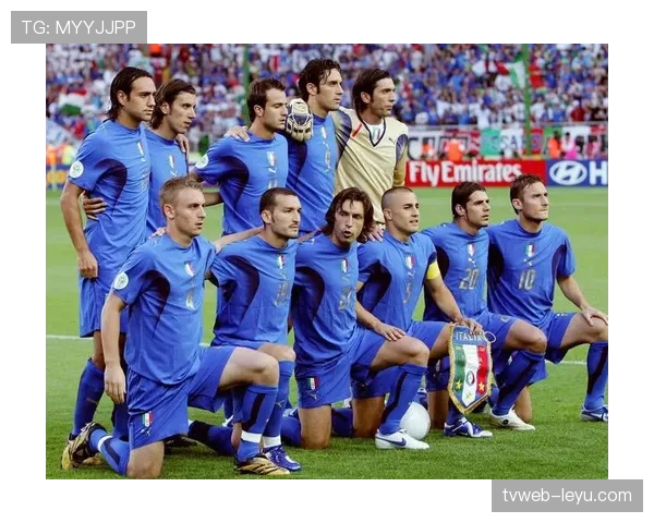 《足球巨星的幕后故事：荣耀背后不为人知的趣事引球迷热议》