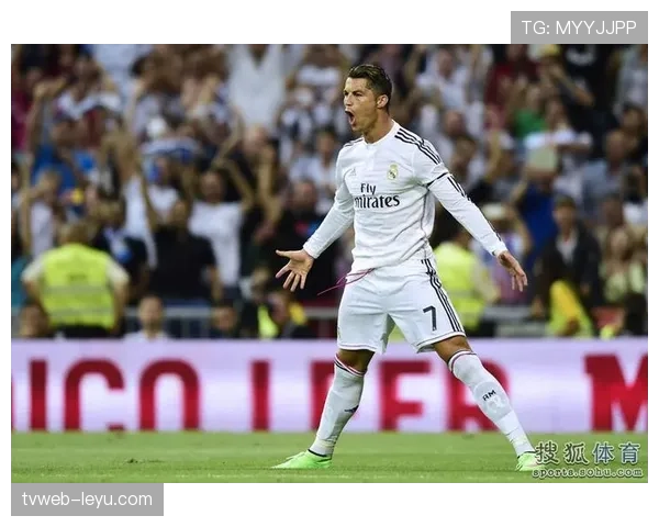 C罗经典庆祝动作引爆赛场，球迷热情高涨互动不断