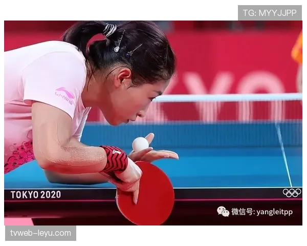 肖若腾赛前啃鸡腿的样子，像极了我熬夜追剧的嘴